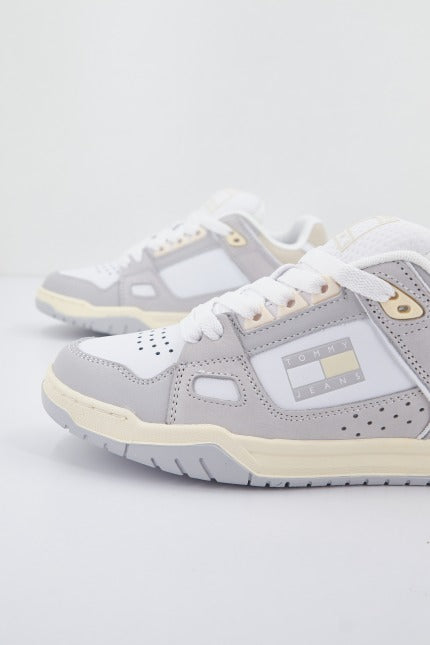 TOMMY JEANS WMN SKATE LO en color BLANCO (2)