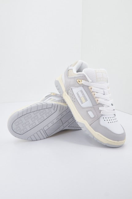 TOMMY JEANS WMN SKATE LO en color BLANCO (3)