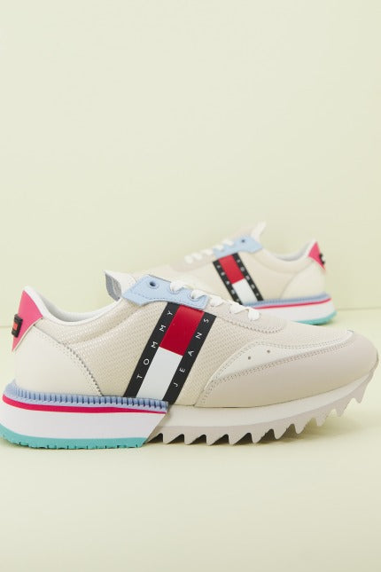 TOMMY JEANS SNEAKER CLEATED en color BEIS (1)