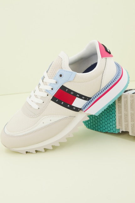 TOMMY JEANS SNEAKER CLEATED en color BEIS (2)