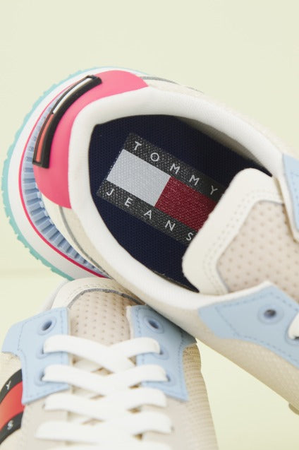 TOMMY JEANS SNEAKER CLEATED en color BEIS (4)