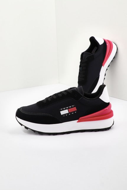 TOMMY JEANS WMN TECH RUN en color NEGRO (1)