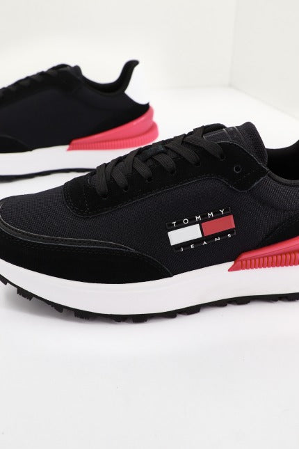 TOMMY JEANS WMN TECH RUN en color NEGRO (2)