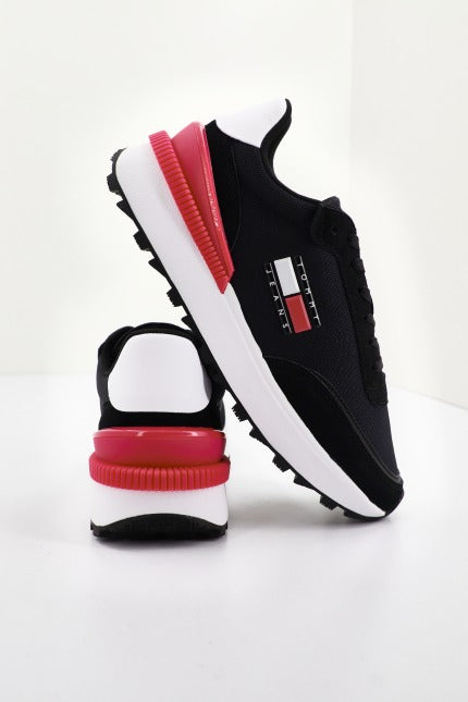 TOMMY JEANS WMN TECH RUN en color NEGRO (3)