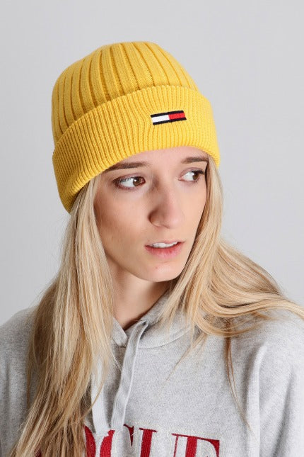 TOMMY JEANS TJW FLAG BEANIE en color AMARILLO (5)