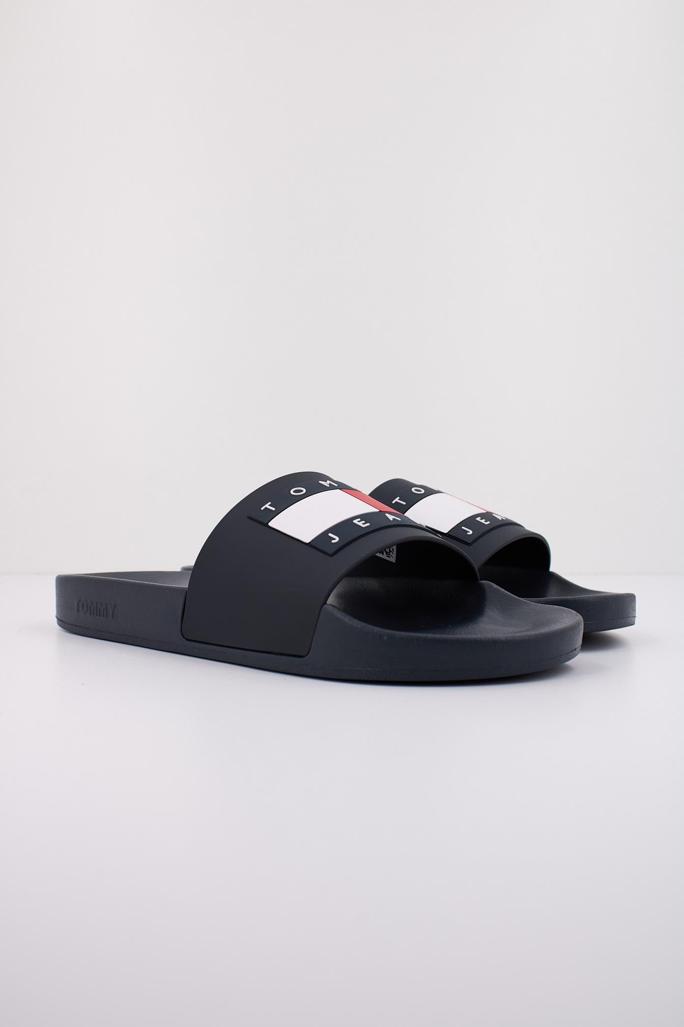 TOMMY JEANS POOL SLIDE ESS en color AZUL (2)