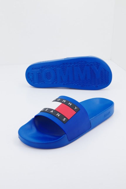 TOMMY JEANS POOL SLIDE ESS en color AZUL (1)