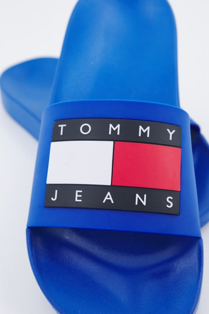 TOMMY JEANS POOL SLIDE ESS en color AZUL (4)
