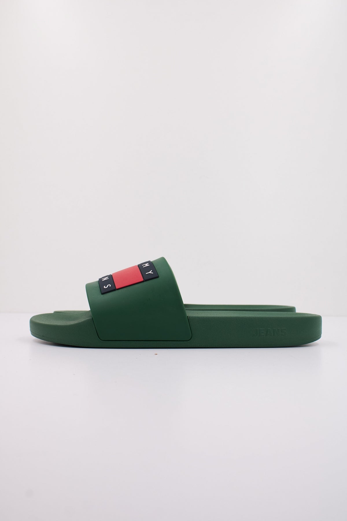TOMMY JEANS EMEM en color VERDE (1)