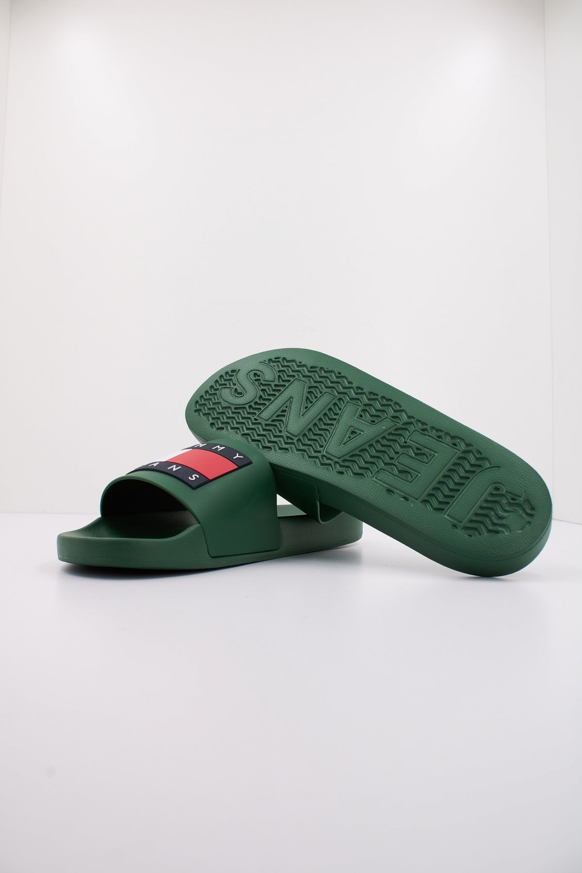 TOMMY JEANS EMEM en color VERDE (5)