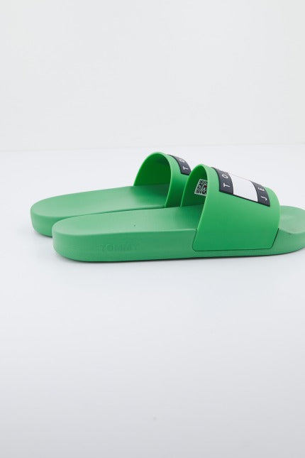 TOMMY JEANS POOL SLIDE ESS en color VERDE (2)