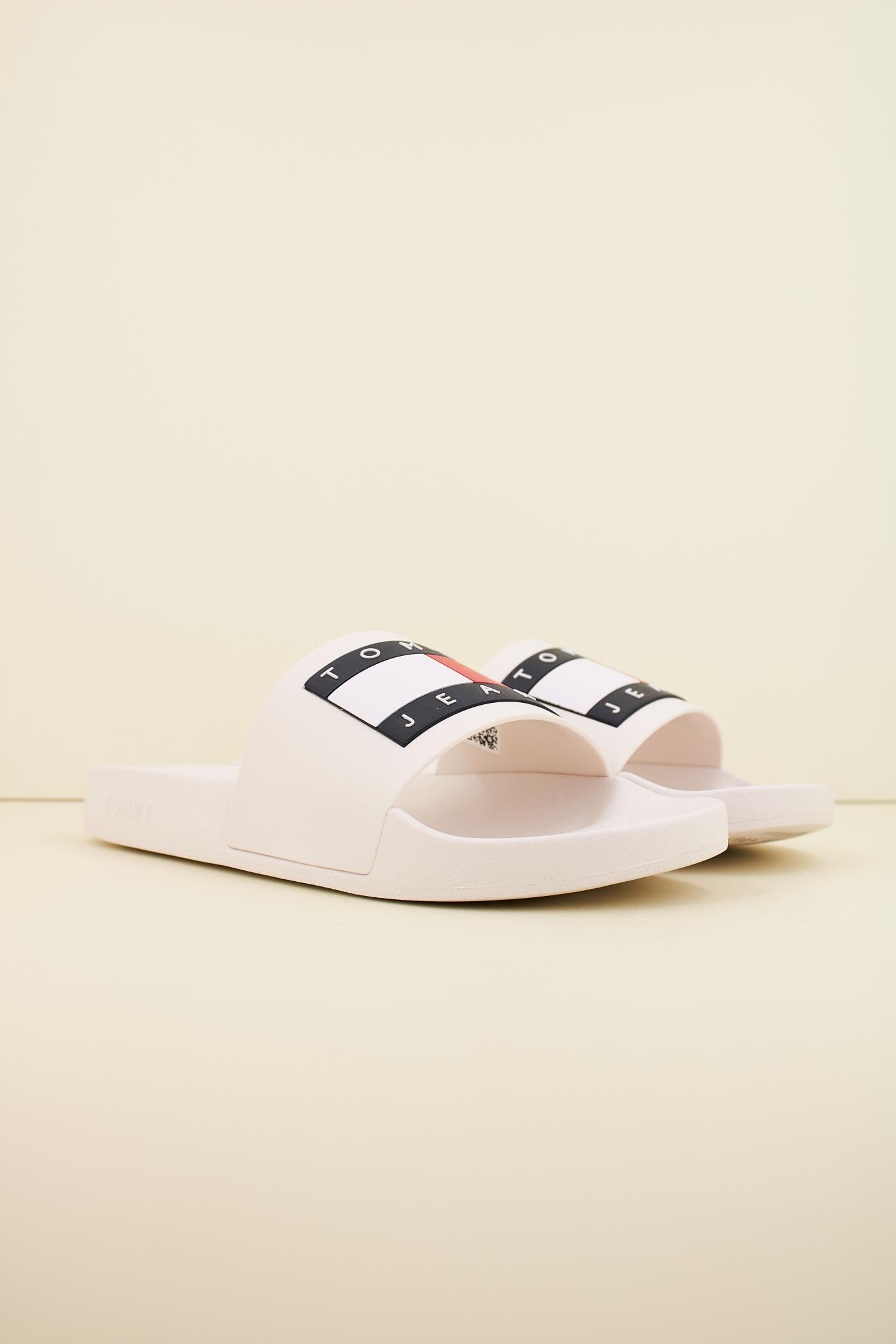 TOMMY JEANS POOL SLIDE ESS en color BLANCO (2)