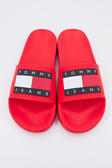 TOMMY JEANS POOL SLIDE ESS en color ROJO (1)