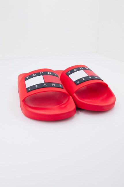 TOMMY JEANS POOL SLIDE ESS en color ROJO (2)