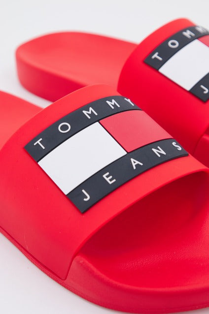TOMMY JEANS POOL SLIDE ESS en color ROJO (4)