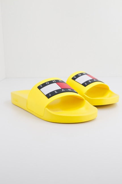 TOMMY JEANS POOL SLIDE ESS en color AMARILLO (1)