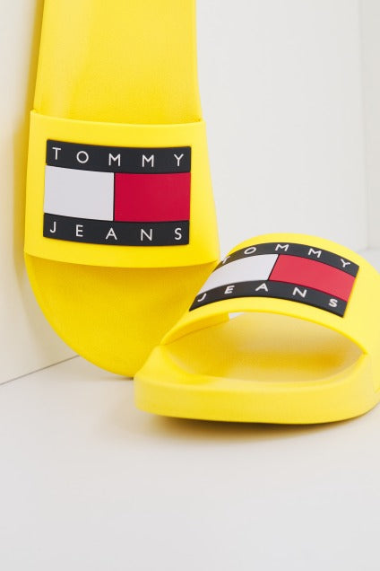 TOMMY JEANS POOL SLIDE ESS en color AMARILLO (3)