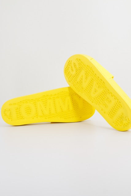TOMMY JEANS POOL SLIDE ESS en color AMARILLO (4)