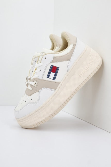 TOMMY JEANS RETRO BASKET FLATF en color BEIS (1)