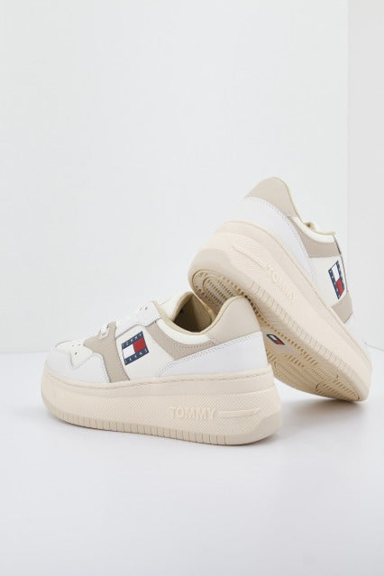 TOMMY JEANS RETRO BASKET FLATF en color BEIS (2)
