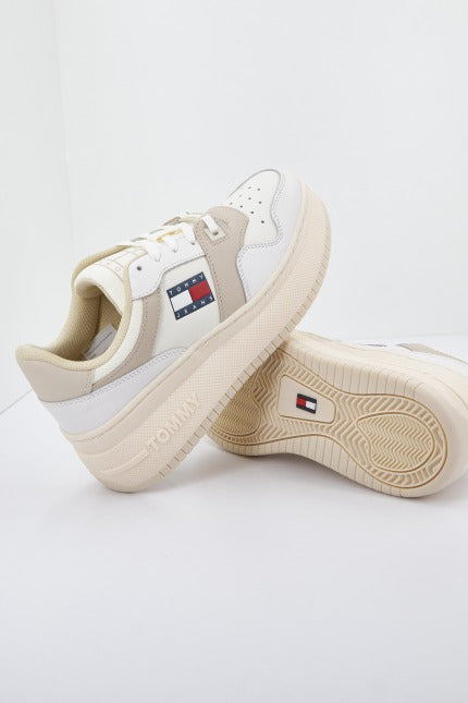 TOMMY JEANS RETRO BASKET FLATF en color BEIS (3)