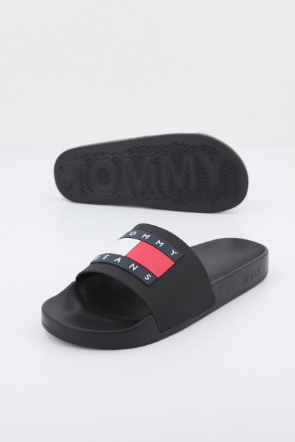 TOMMY JEANS FLAG POOL SLD ESS en color NEGRO (1)