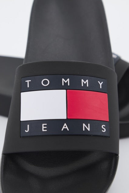 TOMMY JEANS FLAG POOL SLD ESS en color NEGRO (4)