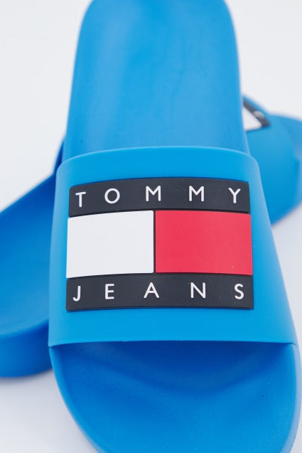 TOMMY JEANS FLAG POOL SLD ESS en color AZUL (4)
