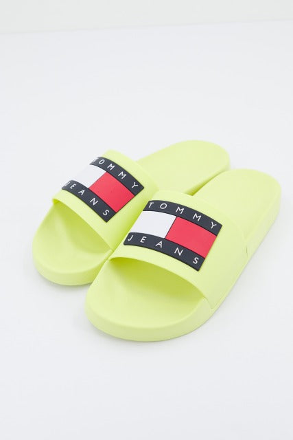TOMMY JEANS FLAG POOL SLD ESS en color AMARILLO (1)