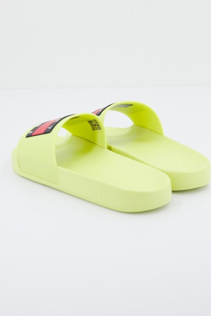 TOMMY JEANS FLAG POOL SLD ESS en color AMARILLO (3)