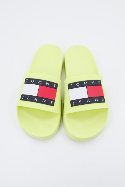 TOMMY JEANS FLAG POOL SLD ESS en color AMARILLO (4)