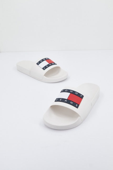 TOMMY JEANS FLAG POOL SLD ESS en color BLANCO (1)