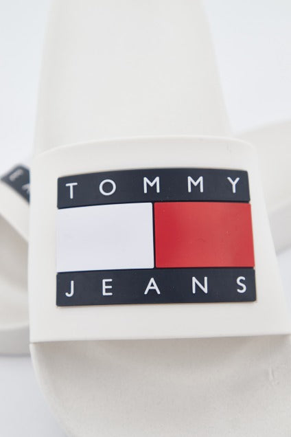 TOMMY JEANS FLAG POOL SLD ESS en color BLANCO (4)