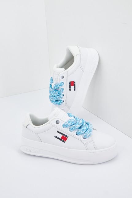 TOMMY JEANS CITY FLATFORM en color BLANCO (1)