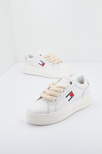 TOMMY JEANS CITY FLATFORM en color BLANCO (1)