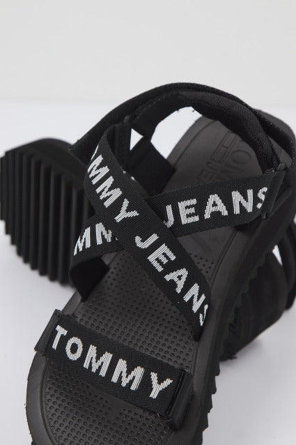 TOMMY JEANS FLTFRM EVA SNDL en color NEGRO (3)