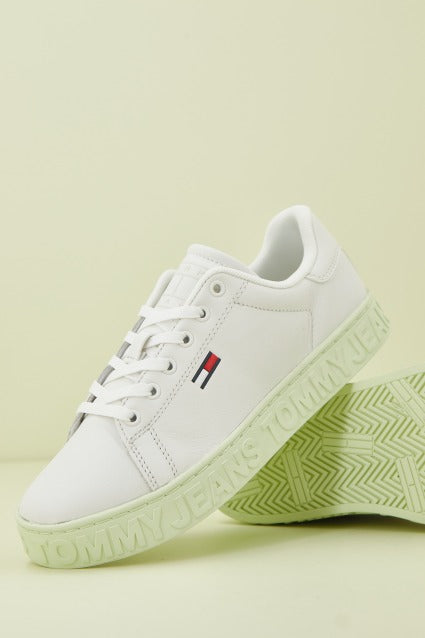 TOMMY JEANS COOL en color BLANCO (2)
