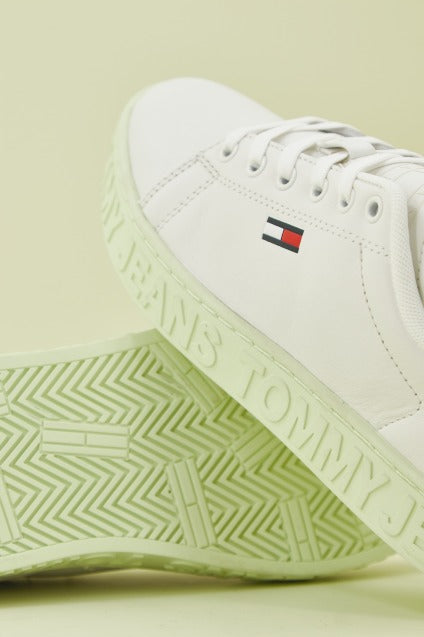 TOMMY JEANS COOL en color BLANCO (4)