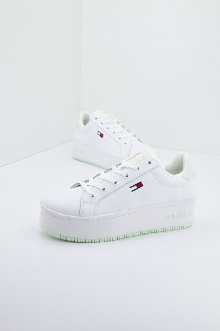 TOMMY JEANS FLATFORM SEASONAL en color BLANCO (1)