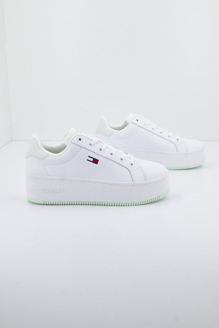 TOMMY JEANS FLATFORM SEASONAL en color BLANCO (2)