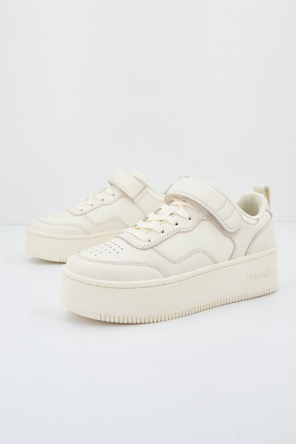 TOMMY JEANS ADHESIVE STRIP FLATFORM en color BEIS (1)