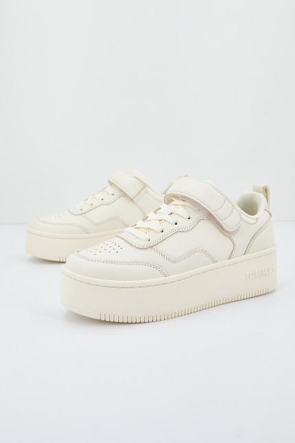 TOMMY JEANS ADHESIVE STRIP FLATFORM en color BEIS (1)