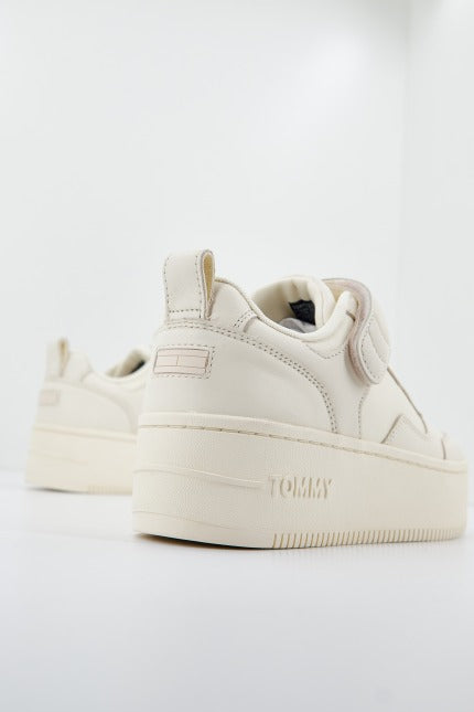 TOMMY JEANS ADHESIVE STRIP FLATFORM en color BEIS (3)