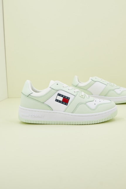 TOMMY JEANS RETRO BASKET WMN en color VERDE (2)
