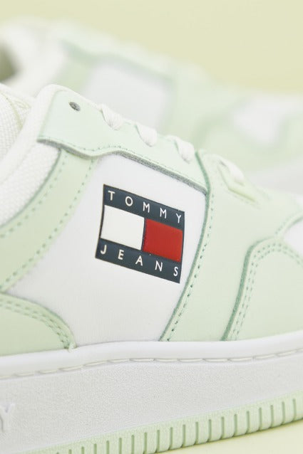TOMMY JEANS RETRO BASKET WMN en color VERDE (4)