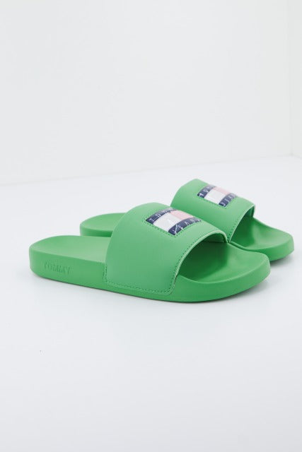 TOMMY JEANS FLAG PRINT POOL SLD en color VERDE (1)