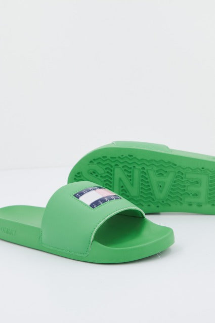 TOMMY JEANS FLAG PRINT POOL SLD en color VERDE (3)