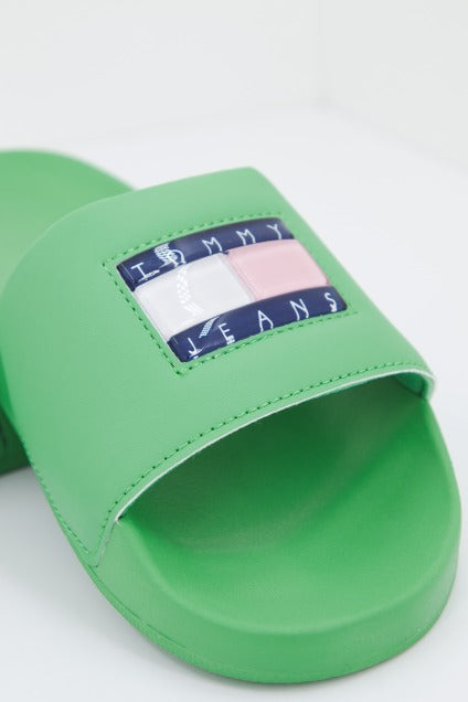 TOMMY JEANS FLAG PRINT POOL SLD en color VERDE (4)