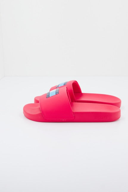 TOMMY JEANS FLAG PRINT POOL SLD en color ROSA (3)
