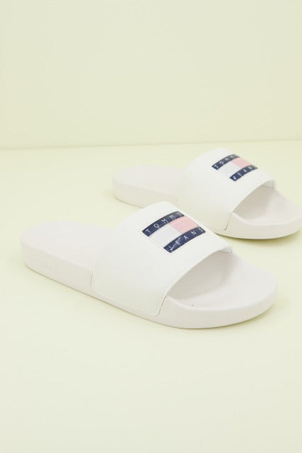 TOMMY JEANS FLAG PRINT POOL SLD en color BLANCO (1)